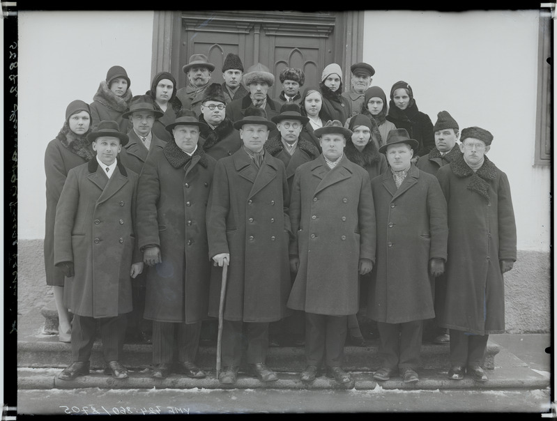 fotonegatiiv, Viljandi vana raekoda, uks ja trepp, linnavalitsus ja töötajad, linnapea August Maramaa kepiga, 1931, foto J. Riet