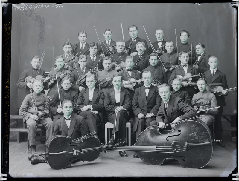 fotonegatiiv, Viljandi, Linnu tn 4? kaubanduse kooli orkester 1923 foto J.Riet