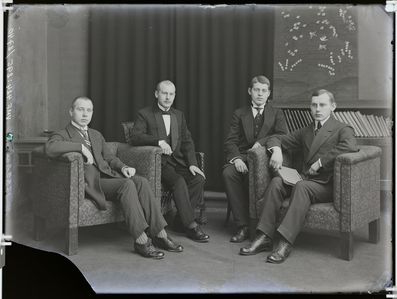 fotonegatiiv, Viljandi, Hans Leoke'se pojad Jaan, Elmar, Hans, Peeter 1914  foto J.Riet