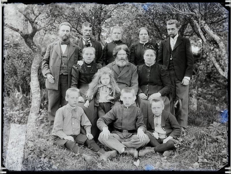 fotonegatiiv, Hans Leoke pere ja sugulastega 1903  foto J.Riet