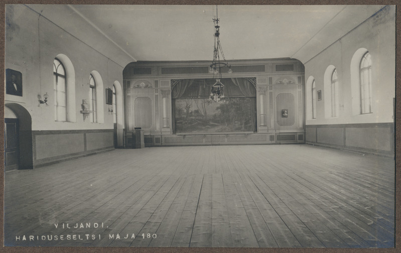 foto albumis, Viljandi, Haridusseltsi maja saal, u 1920, foto J. Riet