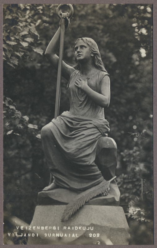 foto albumis, Viljandi, A. Weizenbergi raidkuju naine ankruga, vanal kalmistul, u 1910, foto J. Riet