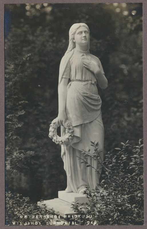 foto albumis, Viljandi, A. Weizenbergi raidkuju naine lillepärjaga, Vana kalmistu, u 1915, foto J. Riet