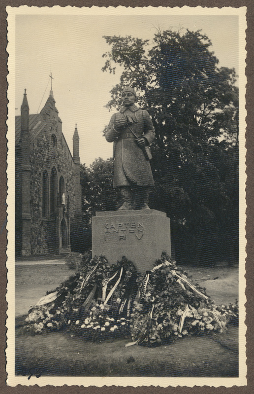 foto albumis, Viljandi, A. Irve mälestussammas, pärjad, u 1935, foto J. Riet