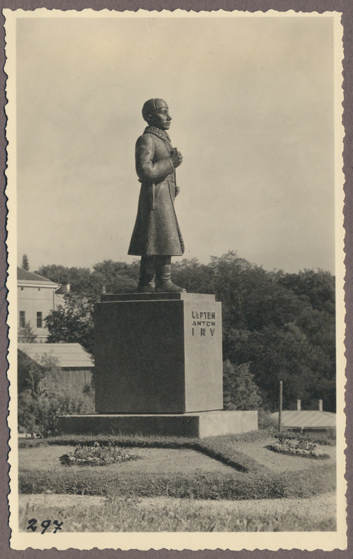 foto albumis, Viljandi, A. Irve mälestussammas, küljelt, u 1935, foto J. Riet