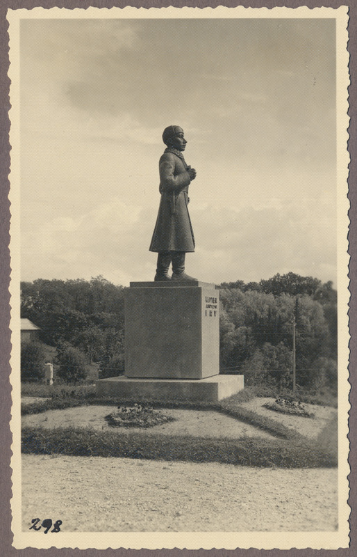 foto albumis, Viljandi, A. Irve mälestussammas, küljelt, eemalt, u 1935, foto J. Riet