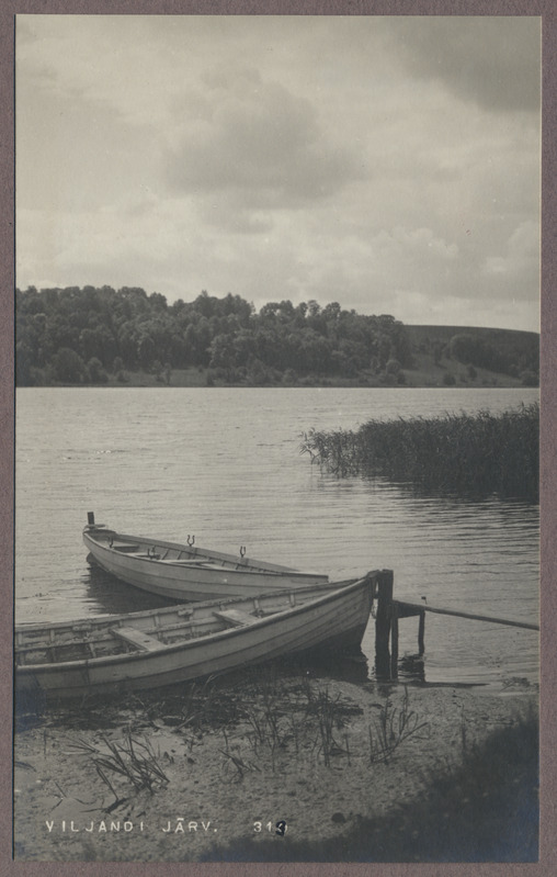 foto albumis, Viljandi, järv, 2 paati paadisilla küljes, vastaskallas, u 1920, foto J. Riet