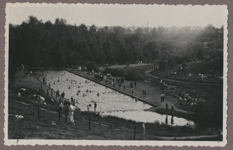 foto albumis, Viljandi, Uueveski org, bassein, taga linna majad, u 1935, foto J. Riet