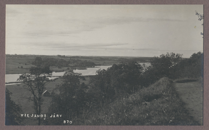 foto albumis, Viljandi, Kaevumäe nõlv, heinamaa, järv, vastaskallas, u 1925, foto J. Riet