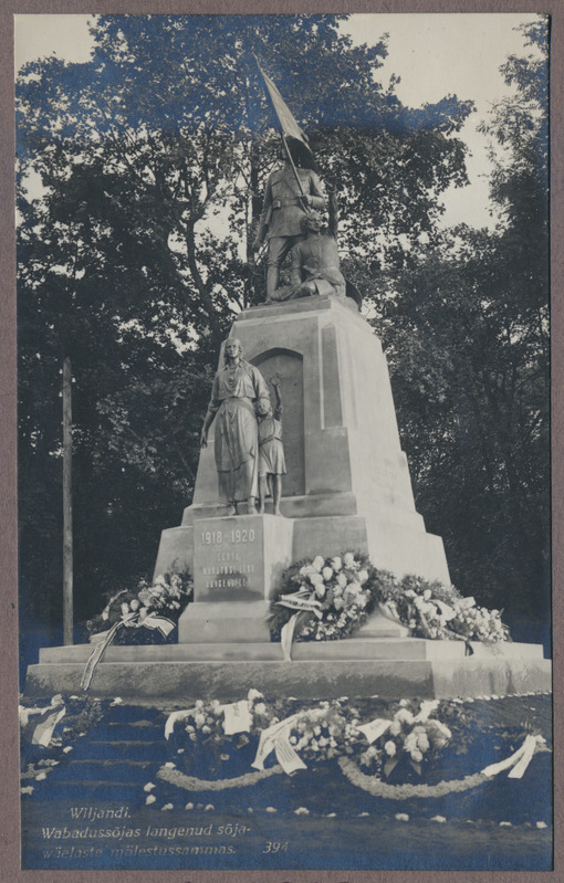 foto albumis, Viljandi, Vabadussõja mälestussammas, pärjad, 1926, foto J. Riet