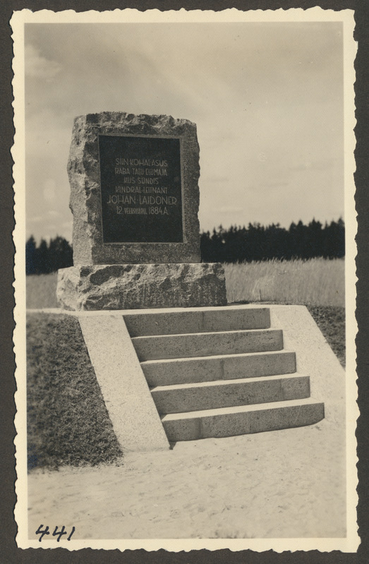 foto albumis, Viljandi khk, mälestuskivi J. Laidoner'i sünnikohas, Raba talu, u 1938 (avati 1937), foto J. Riet