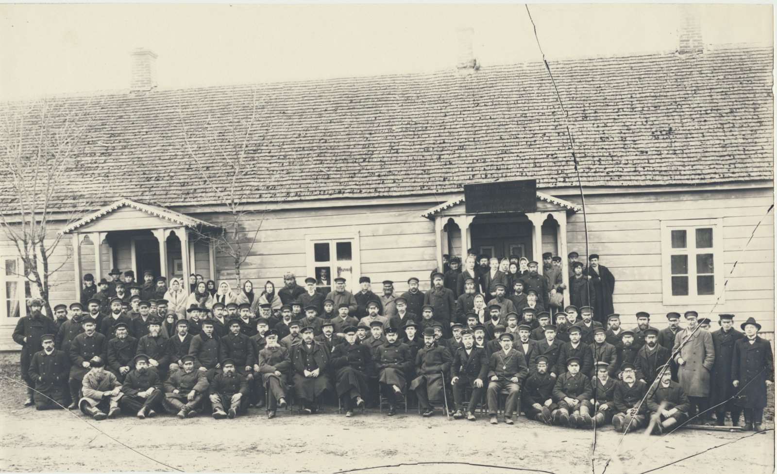 foto, Suure-Jaani khk, Taevere valla rahvakoosolek, grupp vallamaja ees, 1905