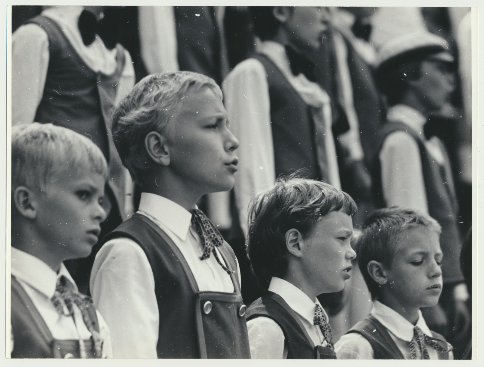 foto, Viljandi lauluväljak, laste kevadpäev, poistekoor 1983