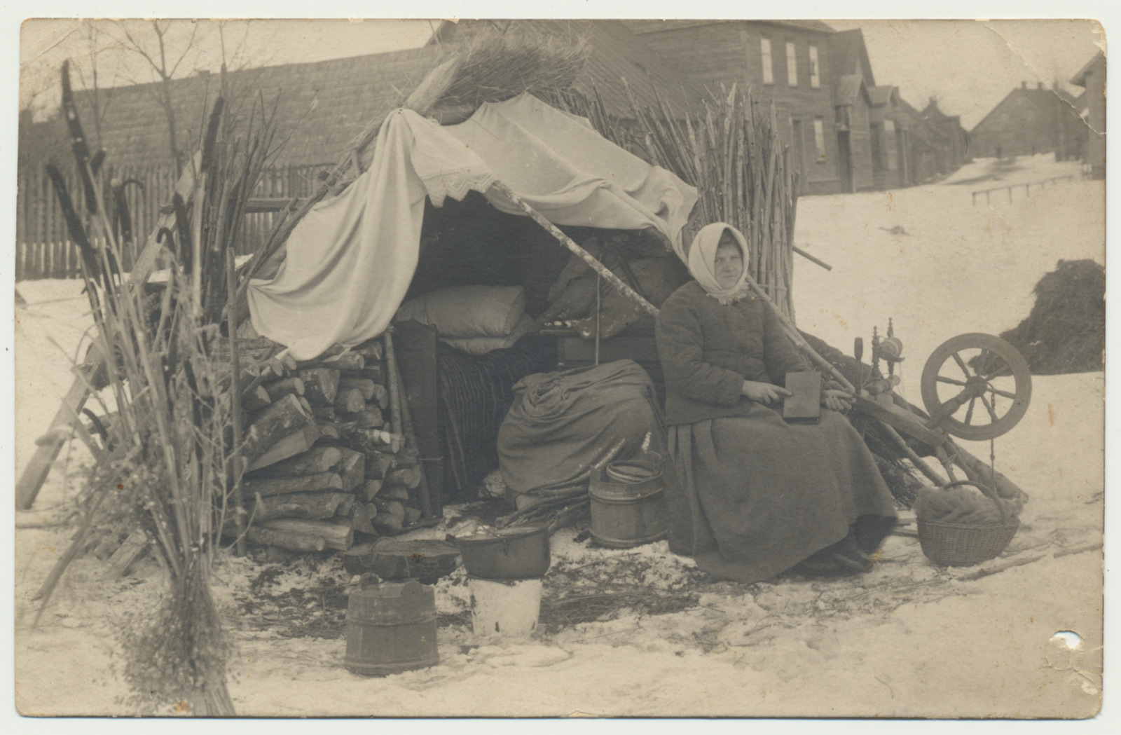 foto, Viljandi, Tartu tn lähistel kruusaauk, väljatõstetu Marie Ohtla, talv 1922/23
