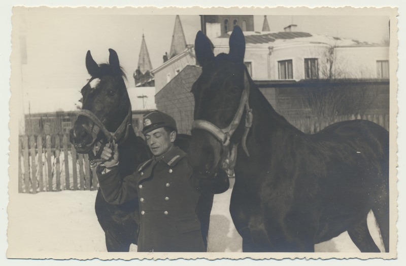 foto, Tartu Puiestee tn, sõjaväelane A. Kahu, 2 hobust, talv, taga Peetri kiriku tornid, 1940