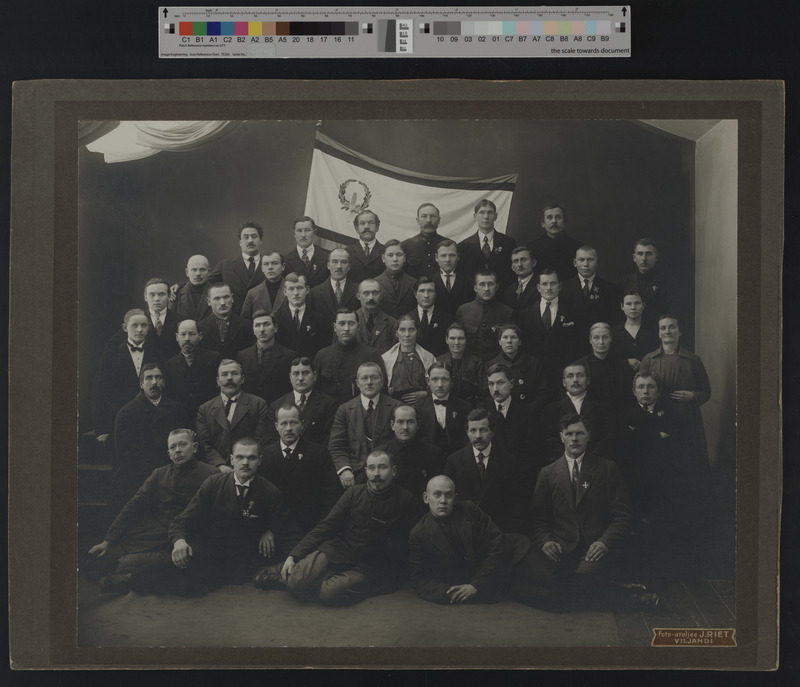 foto papil, Eesti Vigastatud Sõjameeste Ühing, Viljandi, lipp, grupp (II reas prillidega A. Suurkask) u 1920, foto J. Riet