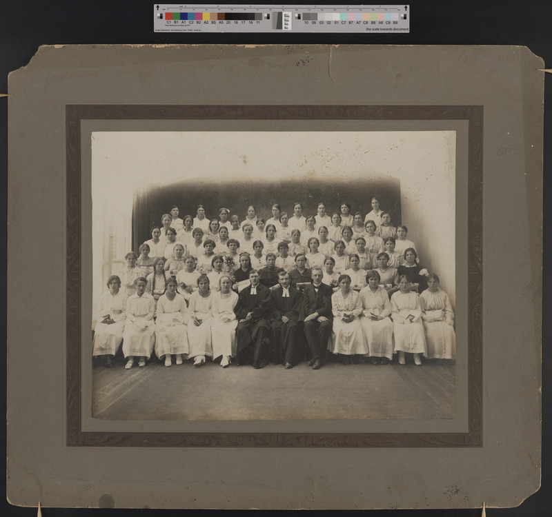 foto papil, Viljandi maakogudus (Pauluse kogudus), leeritüdrukud, I rea keskel õpetaja J. Lattik, paremal organist-köster J. Siimer 1916