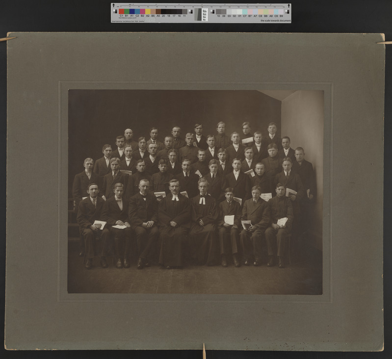 foto papil, Viljandi maakogudus (Pauluse kogudus), leeripoisid, õpetaja J. Lattik, temast vas organist-köster J. Siimer u 1920