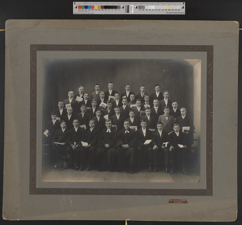 foto papil, Viljandi maakogudus (Pauluse kogudus) leeripoisid, õpetaja J. Lattik I r vas 4., 23.03.1924, foto J. Riet
