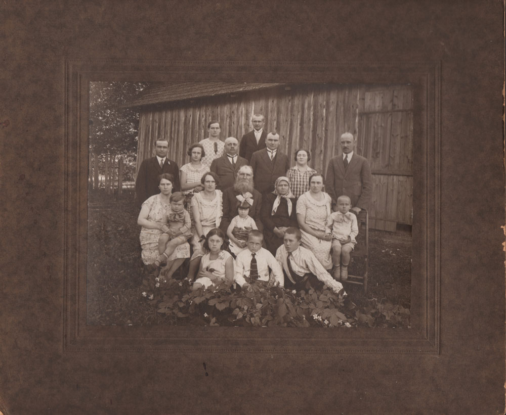 foto pappalusel, Jüri ja Leena Sassian laste ja lastelastega u 1928 Taevere vald Sassi-Jaani 4.talu