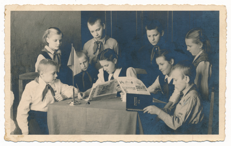 foto, Suure-Jaani khk Kildu kool, punanurk, V kl õpilased (pioneerid) loevad ajakirja Pioneer ja ajalehte Säde, raamatut Stalin, 1949 kevad