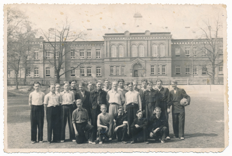 foto, Viljandi II Keskkool, Uueveski tee 1, VIII c klassi õpilased (poisid) koolimaja ees spordiväljakul, 1951-1952, tagaküljel nimed