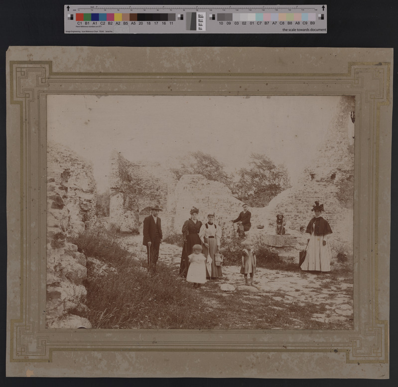 foto papil Viljandi lossimäed, Kaevumägi, grupp sh koer, 1896 F J. Palitser