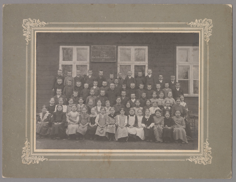 foto Kõpu khk Taki kool, grupp (õpetaja Kaalep), maja u 1915