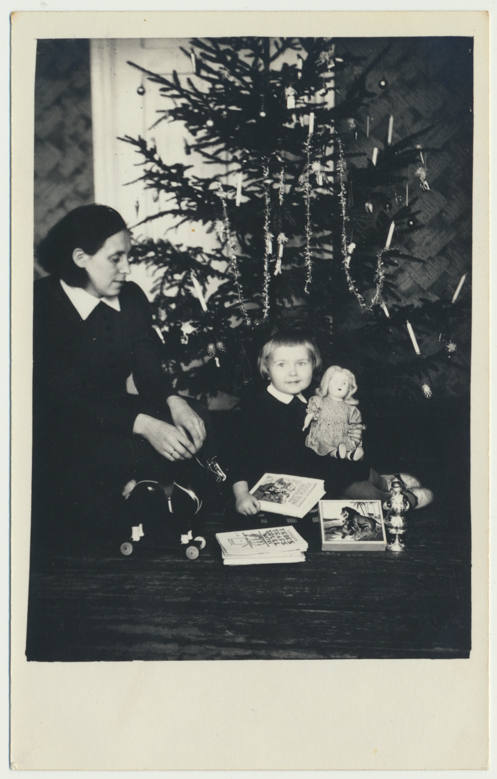 foto, Kolga-Jaani khk Uue-Võidu v Helgi Raidal koos ema Reginaga, jõulud, 1936