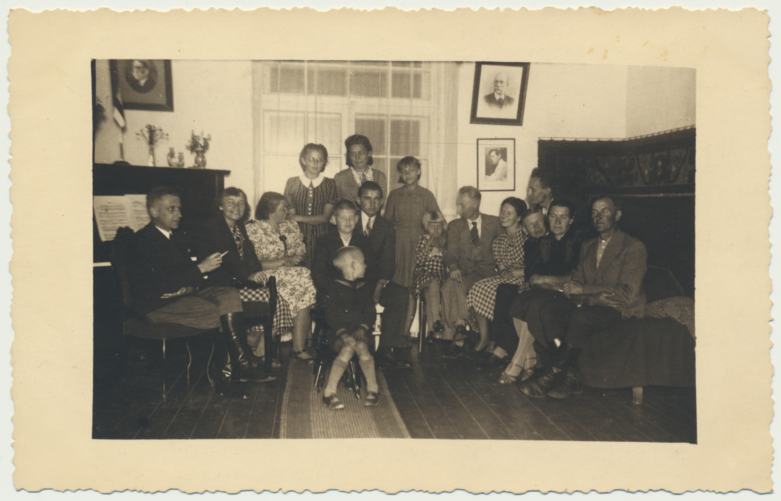 foto, Põltsamaa khk Adavere v Kingsepa talu, grupp elutoas, sünnipäev, 1940