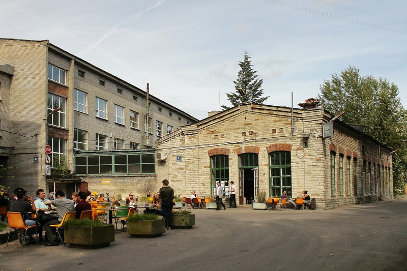 Telliskivi kvartal, ajaloolised raudtee peatöökojad: endine tööstushoone Telliskivi 60a/4; restoran F-hoone