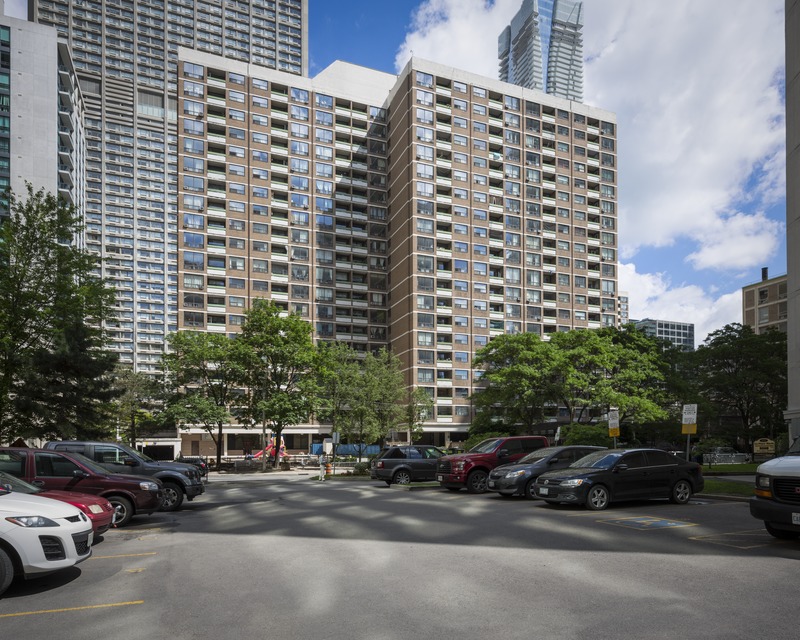 Toronto Ülikooli ühiselamu 35 Charles St. Välis-Eesti arhitekti Elmar Tampõld (arhitektuuribüroo Tampold Wells)