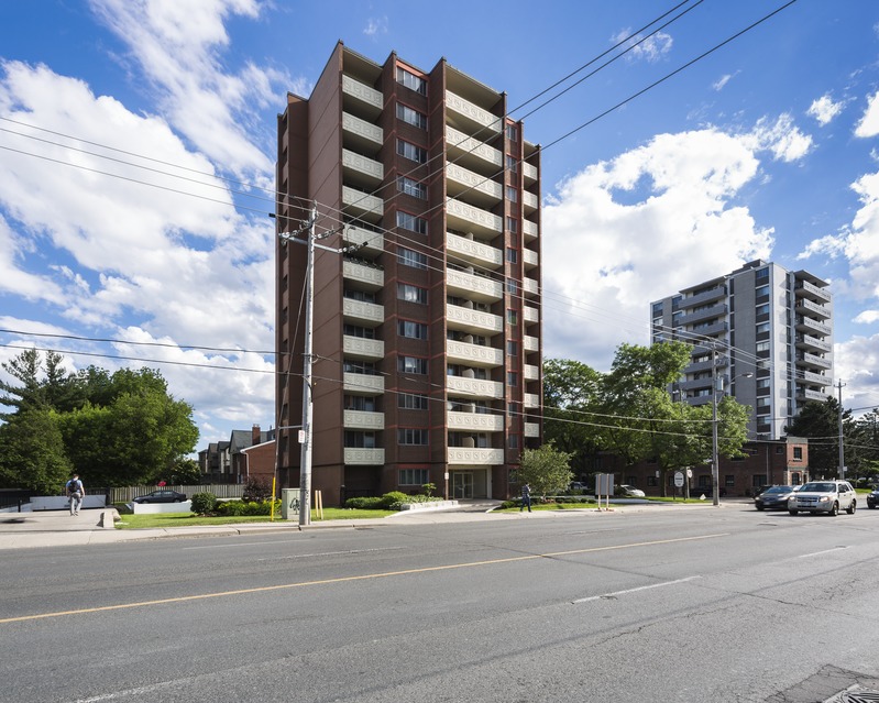 Korterelamu 435 Eglinton Ave E Torontos. Välis-Eesti arhitekt Uno Prii
