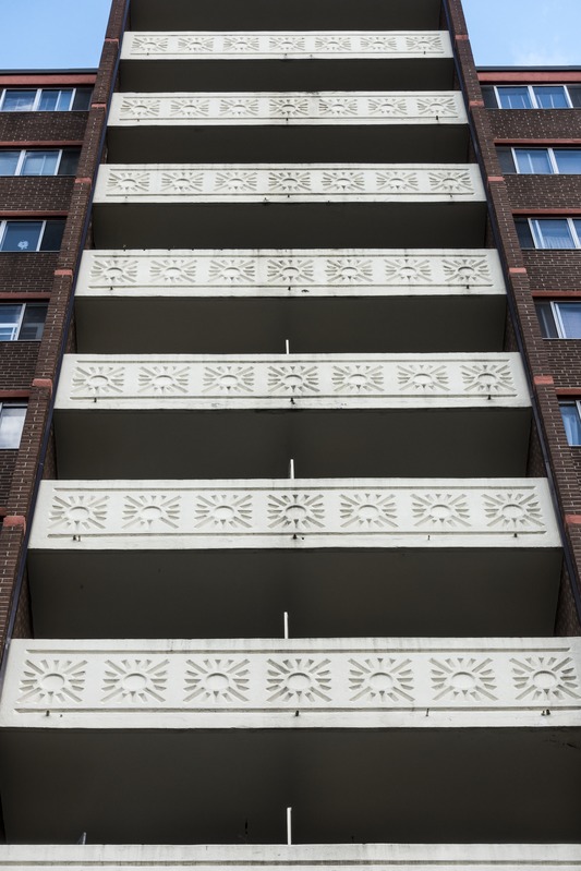 Korterelamu 435 Eglinton Ave E Torontos. Betoonist rõdupiire päikest kujutava reljeefiga. Välis-Eesti arhitekt Uno Prii