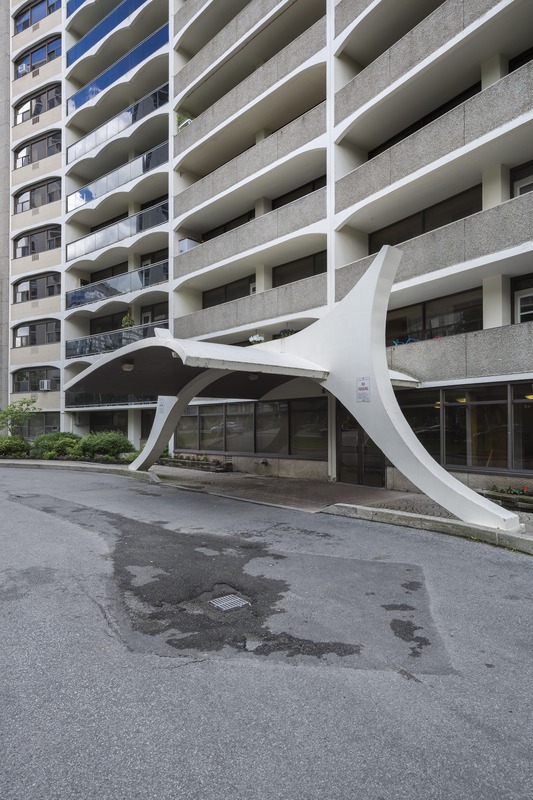 Korterelamu 141 Erskine Ave Torontos. Varikatus. Välis-Eesti arhitekt Uno Prii