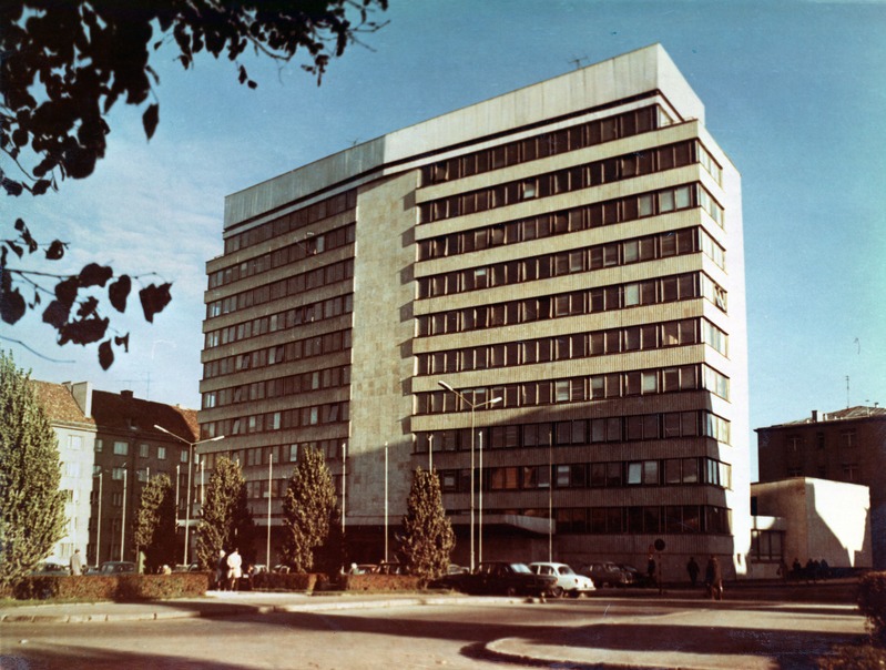 EKP KK ehk Eesti Kommunistliku Partei Keskkomitee hoone. Arhitektid Mart Port, Uno Tölpus, Raine Karp, Olga Kontšajeva