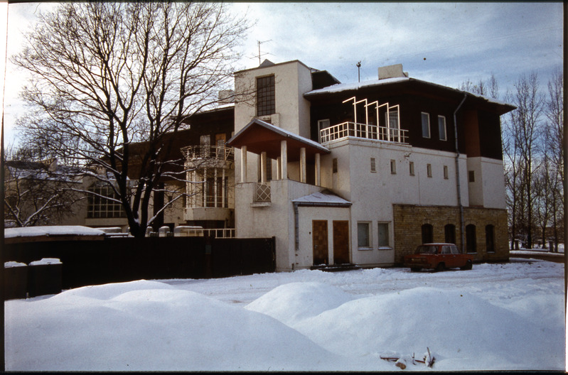 Hiiu Kalur hoone Tallinnas Pae 12. Arhitekt Andres Alver, valmis 1988