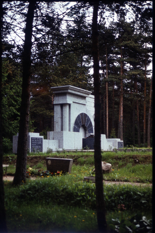 Metsakalmistu: mälestusmärk fašismiohvritele. Valmis 1984. Arhitekt Vilen Künnapu