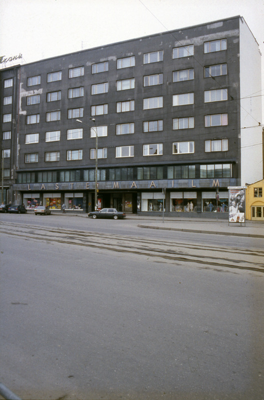 Kauplusega "Laste Maailm" korterelamu, nn Urla Maja Pärnu mnt 6. Üldvaade, sissepääs ja ümaraken. Arhitekt Eugen Habermann