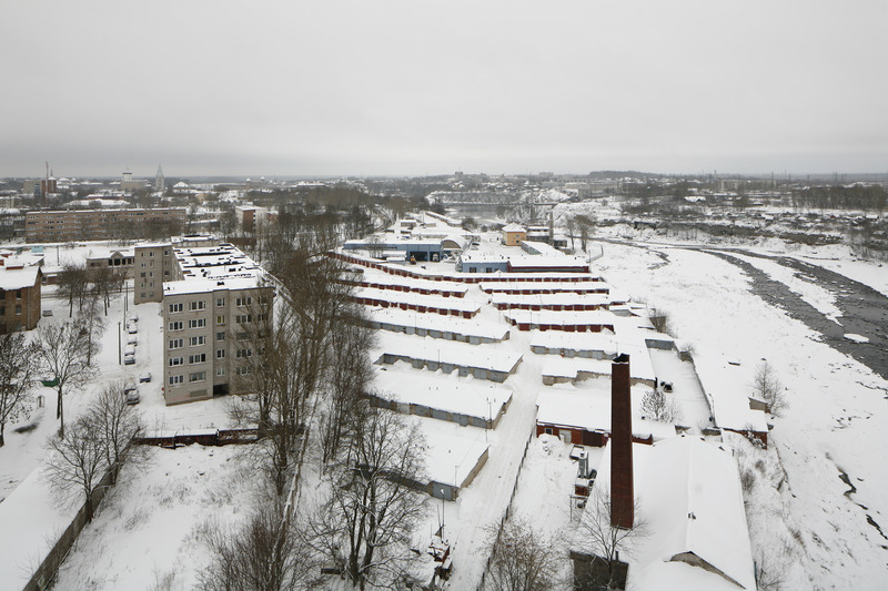 Narva: vaade Kreenholmi veetornist. Garaažid ja Narva jõgi