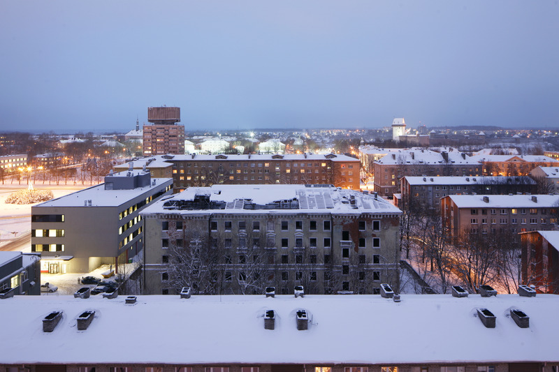 Narva: tehas Baltijets. Kõrgvaade katuselt veetorn-elamu suunas