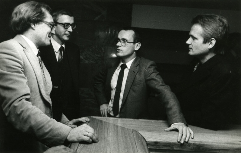ENSV Arhitektide Liidu XIII kongress Ametiühingute Majas 19.-20. oktoober 1984. Fotod kongressil osalejatest: Andres Alver, Ain Padrik, Vilen Künnapu, tuvastamata meesterahvas