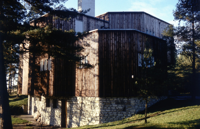 Põllumajanduse Ministeeriumi Ehitus-Montaaživalitsuse Tugamanni jahimaja Vääna jõe ääres. Arhitekt Henno Sepmann, 1970–1973