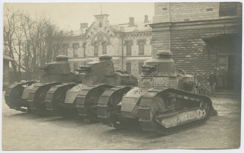 Tallinn. Interventidelt ostetud tanketid Tondi sõjakooli õuel
