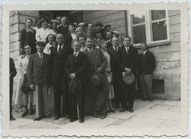 Tallinna Ajaloo Seltsi õppekäigust osavõtjad Gustav Adolfi trepil 19. juunil 1936