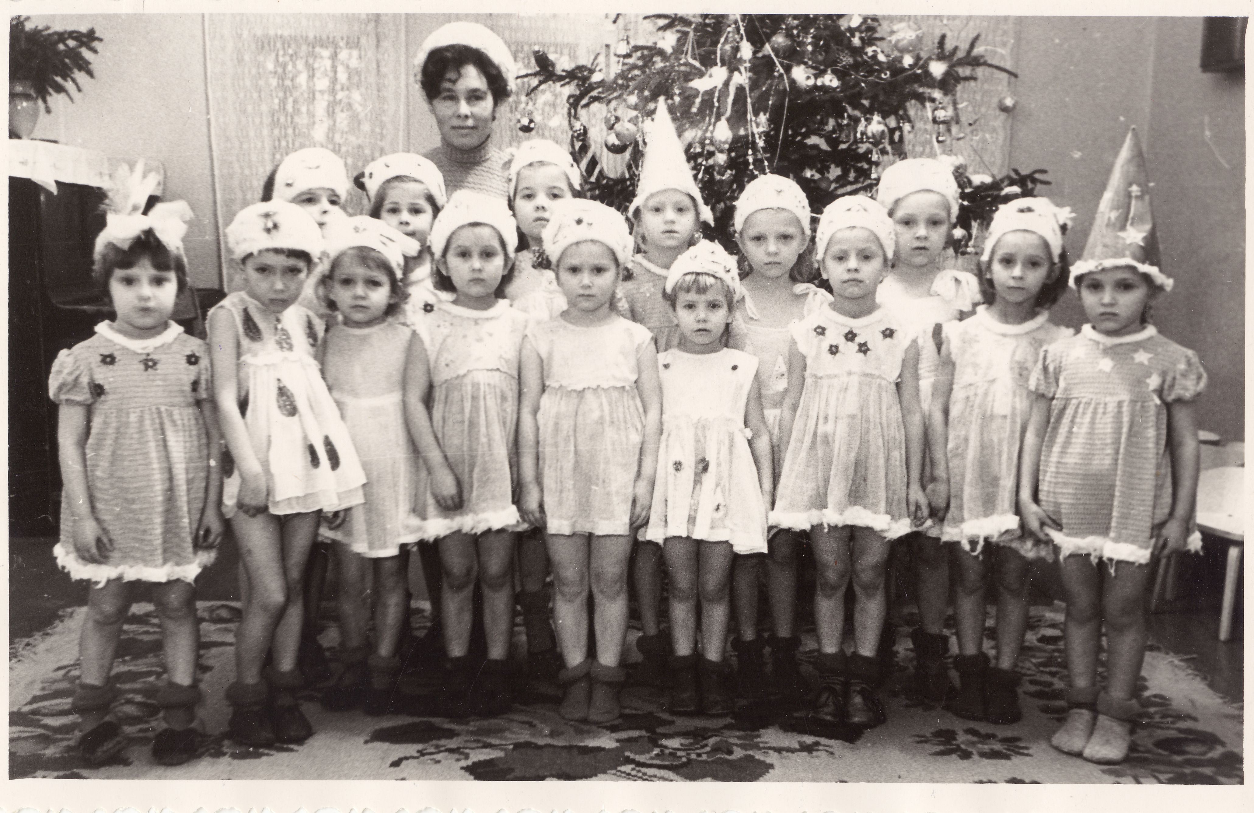 Valga linna II Lasteaia kasvandikud esinemas nääripeol