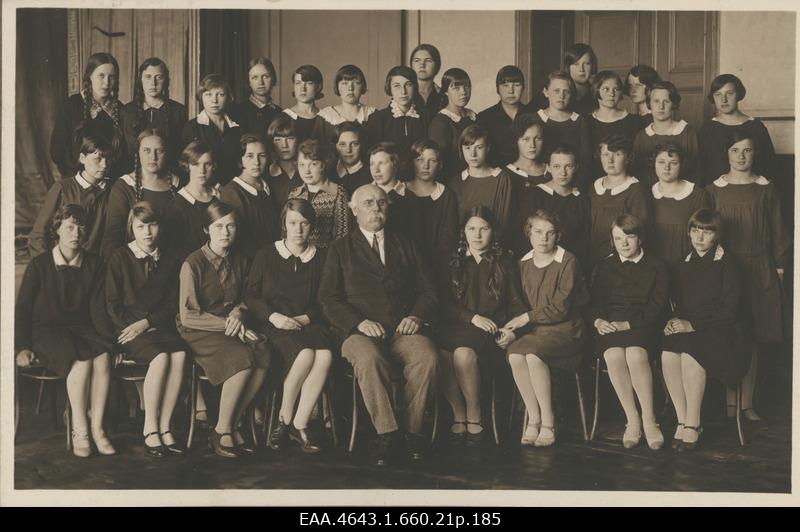 Group photo of the Girls' Gymnasium in Pärnu