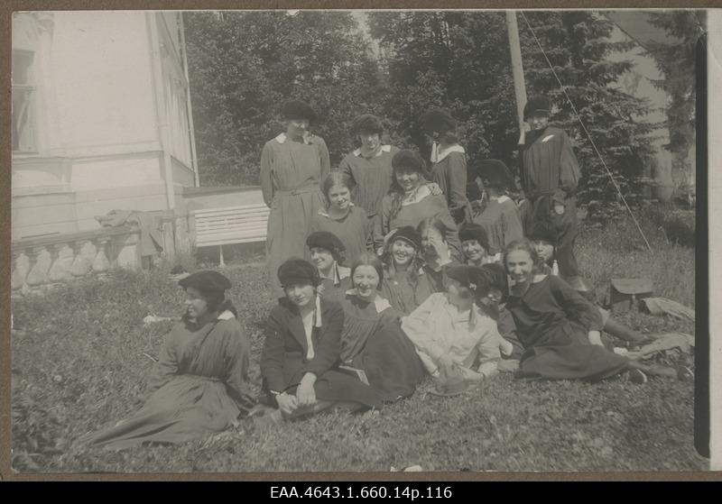 Tour group in Tartu, group photo of Pärnu City Girls' Gymnasium