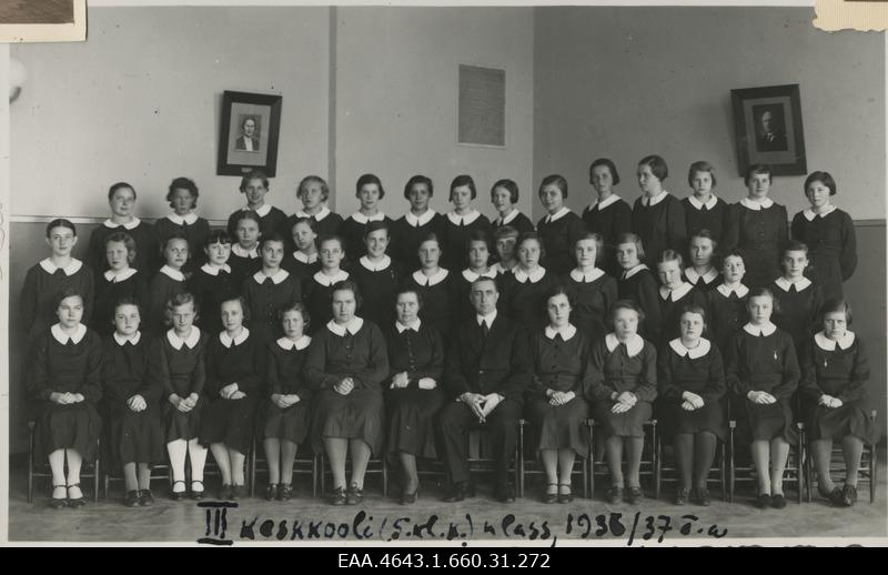 The 5th grade of Pärnu II Gymnasium 1936/1937. In the academic year, group photo