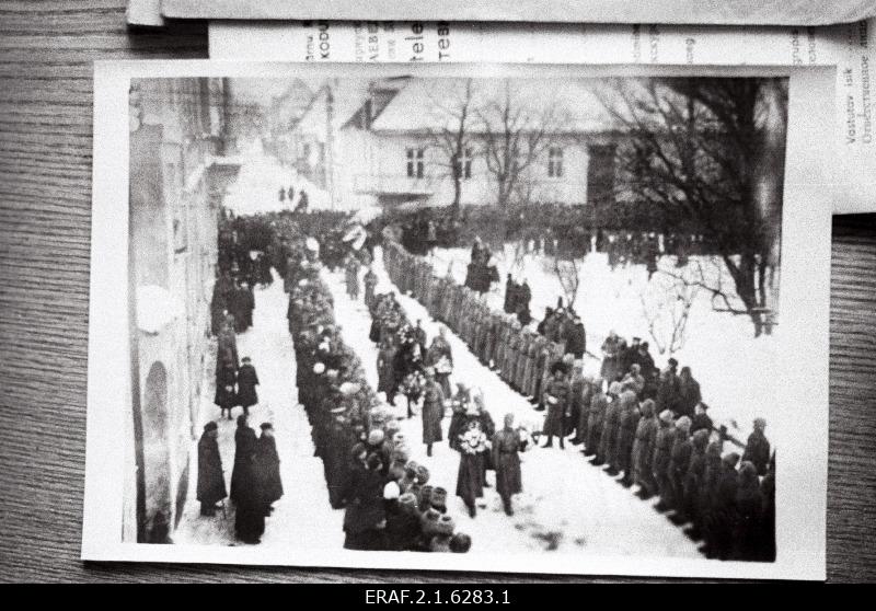 Funeral of the victims of the February Revolution in Pärnu. Participants marches with peaches.